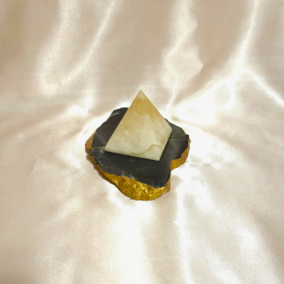 Pirámide de calcita amarilla