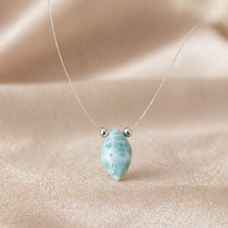 Collar invisible de Larimar pasante