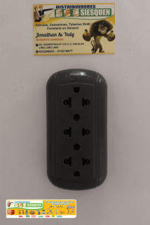 TOMA PARA EXYENCION DE 3 ENTRADAS C/TIERRA COLOR GRIS