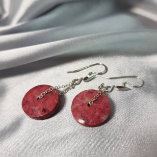 Aretes Órbita de thulita en Cadena de plata