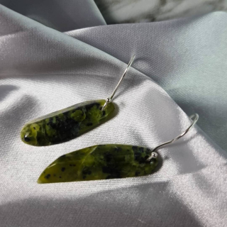 Aretes Lizardita – Formas Libres Pulidas