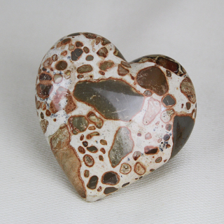 Corazones tallados en piedra Leopardita
