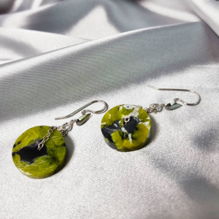 Aretes Órbita en Cadena de plata con Lizardita de Noruega