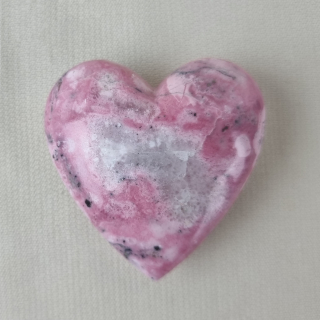 Corazones tallados de piedra Rodonita