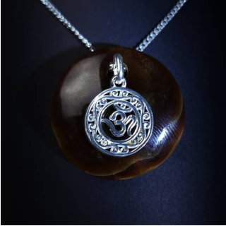 Colgante personalizable: OM - Calcita Chocolate & Plata