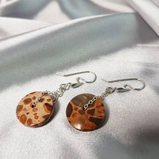 Aretes Órbita de Leopardita sobre cadena de plata
