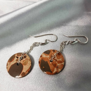 Aretes Órbita  de Leopardita sobre cadena de plata