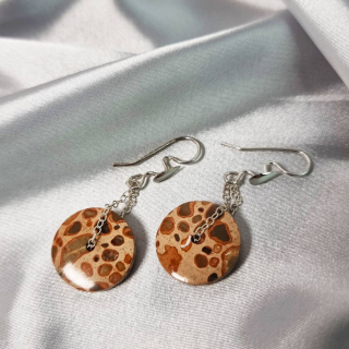 Aretes Órbita de piedra Leopardita con cadenas de plata