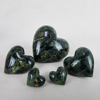 Corazones tallados de Jade Verde
