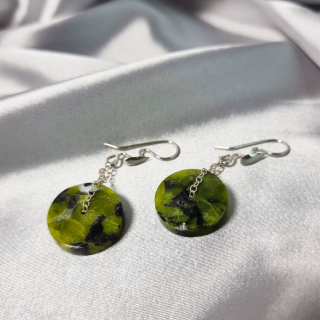 Aretes Órbita en Cadena de plata con Lizardita de Noruega