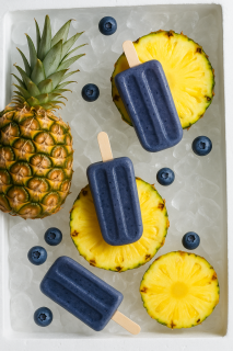 PALETA DE PIÑA CON ARANDANO