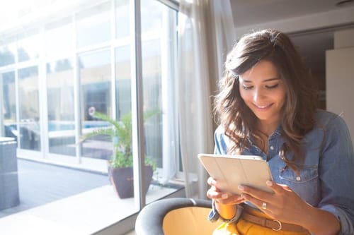 como criar conteúdo para Instagram imagem mulher no tablet