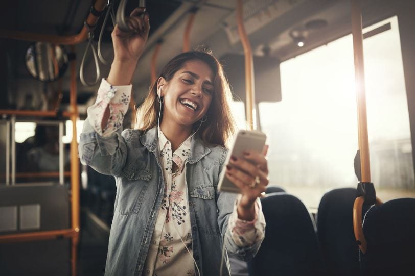 mulher ouvindo música pelo celular