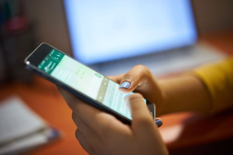 WhatsApp Marketing: imagem de uma mulher usando whatsapp