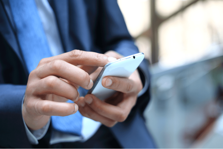 linkedin live: homem de terno usando o celular