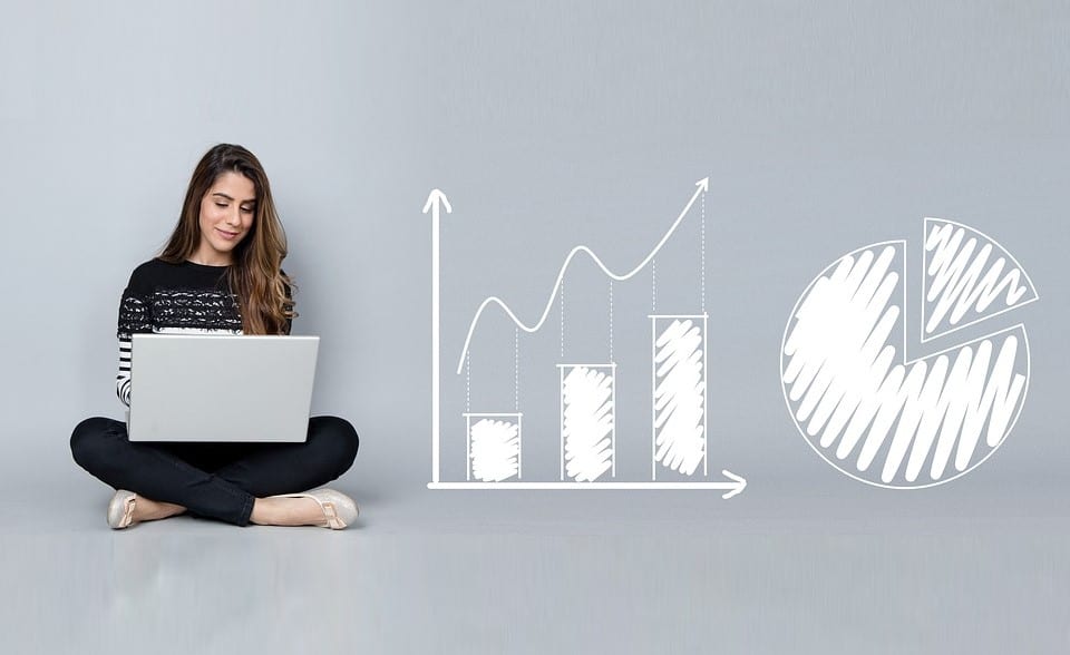 Linkedin Analytics: imagem de uma mulher sentada olhando para o notebook.