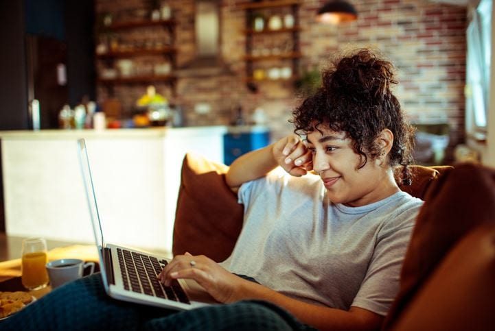 Youtube Insights: imagem de uma mulher olhando para tela do notebook.