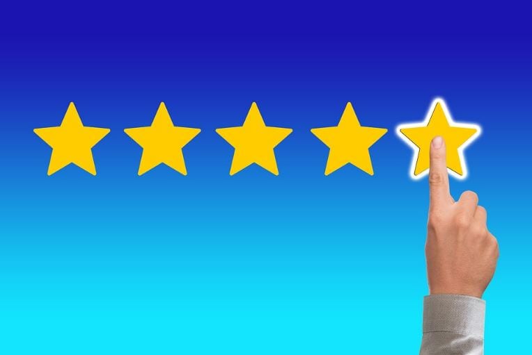 Feedback no Facebook: imagem de um mão colocando mais uma estrela no fundo azul
