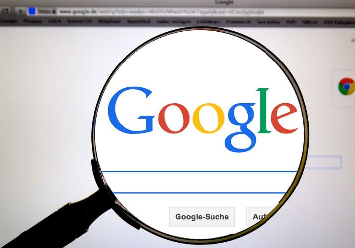 Como alterar endereço no Google Meu Negócio: imagem da uma lupa no logo do Google