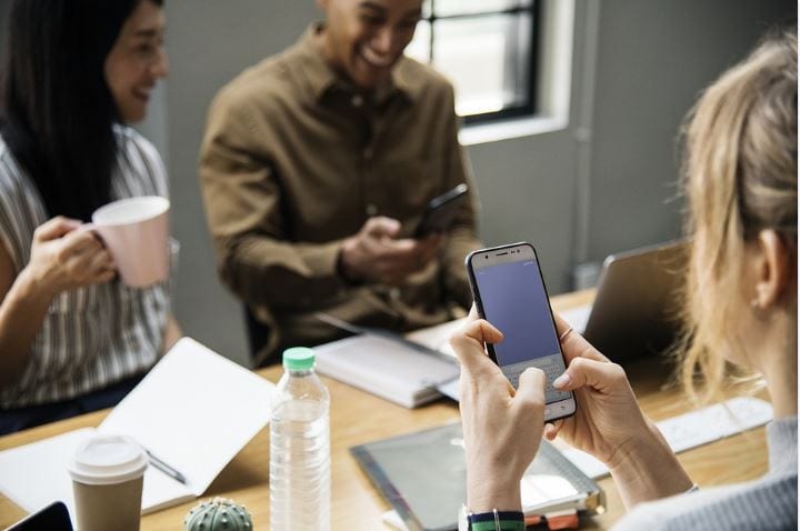 Uso de dados: imagem de três pessoas em uma sala de reunião