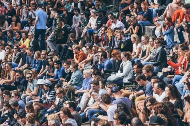 Audience Insights: imagem de muitas pessoas localizadas no mesmo lugar