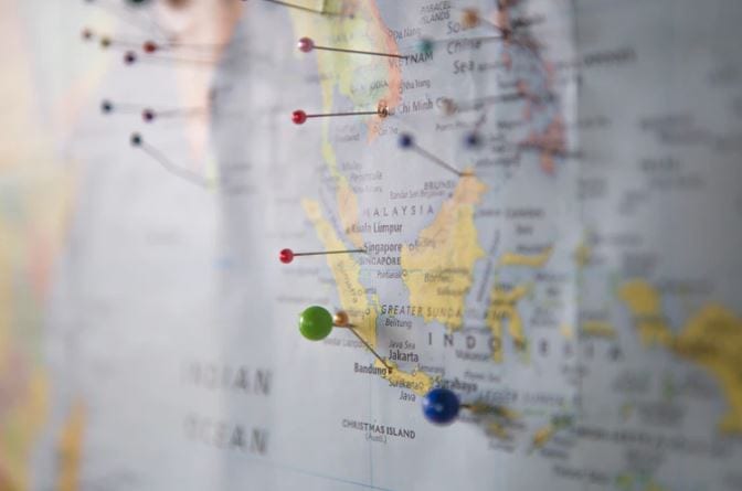 Geomarketing no Instagram: imagem de um mapa com alfinetes marcando lugares