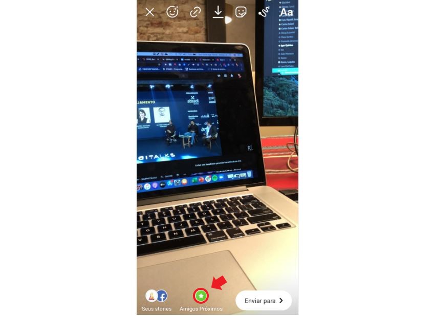 Close Friends: imagem da tela do Instagram indicando onde tocar para compartilhar o story com a lista de close friends