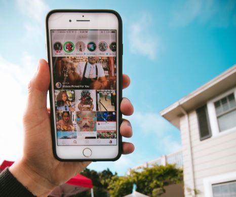 Close Friends: imagem de uma mão segurando um celular com a tela do Instagram aberta.