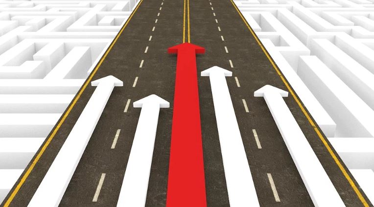 Concorrentes Indiretos: imagem desenhada de uma avenida com várias setas brancas e uma em vermelho disputando espaço.