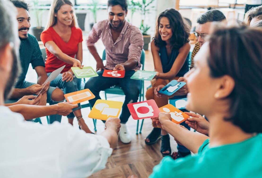 Captação de alunos: imagem de uma uma roda de pessoas sentadas em cadeiras conversando numa sala de aula