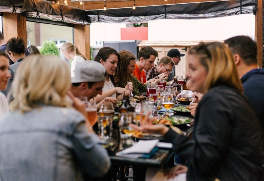 Redes sociais para restaurantes: imagem de várias pessoas sentadas em mesas fazendo refeições dentro de um restaurante