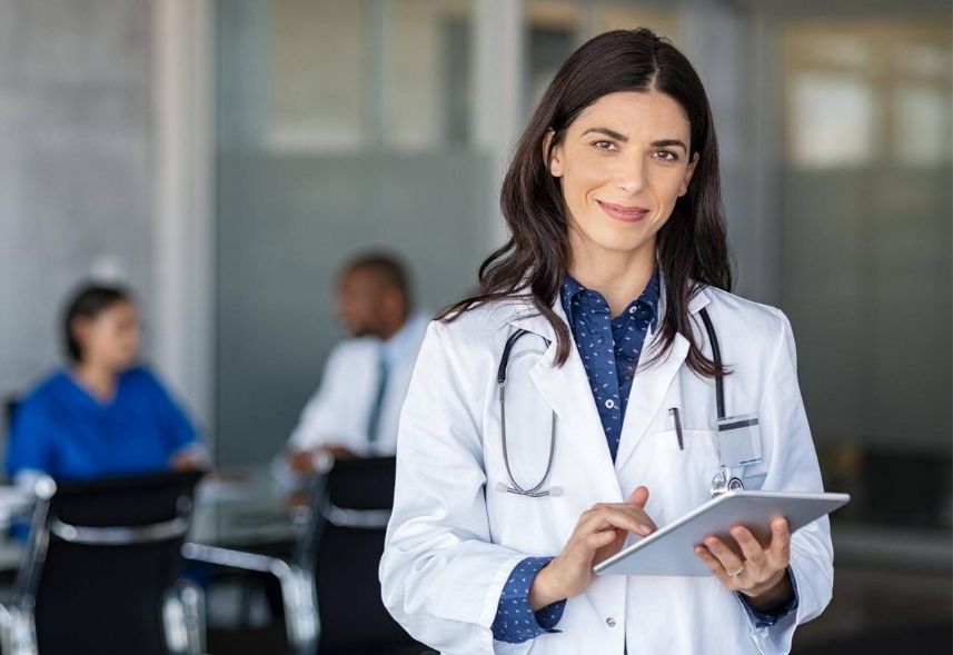 Marketing médico: imagem de uma médica de jaleco, segurando um tablete