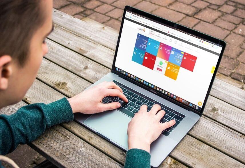 como usar mlabs: imagem de uma pessoa digitando no notebook com a tela da mlabs aberta