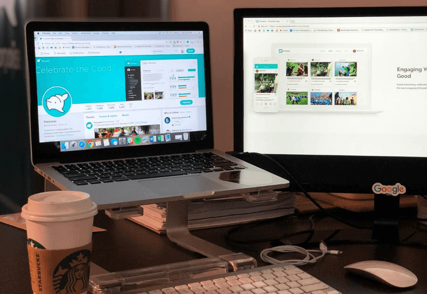 Gestão de redes sociais: imagem de um computador, um laptot e um café do starbucks sobre a mesa
