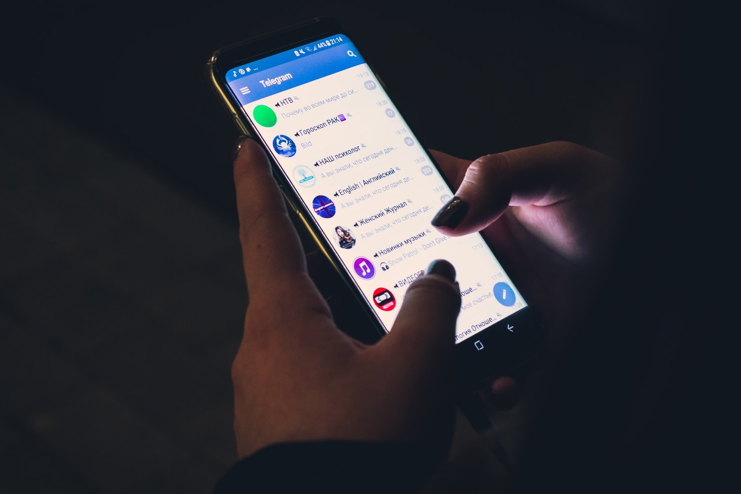 Grupos Telegram: imagem de duas mãos de uma mulher mexendo no celular com a tela co Telegram aberta