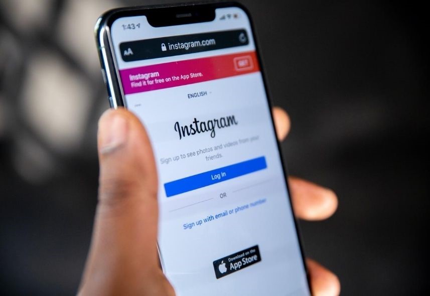 como vender pelas redes sociais: imagem de uma mão segurando um celular com a tela do instagram aberta
