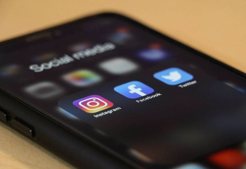 Como vender pelas redes sociais: imagem de um celular com os ícones do instagram, facebook e twitter em destaque