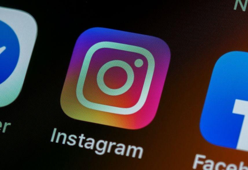 Marketing no Instagram: imagem do logo do Instagram em destaque na tela de um celular