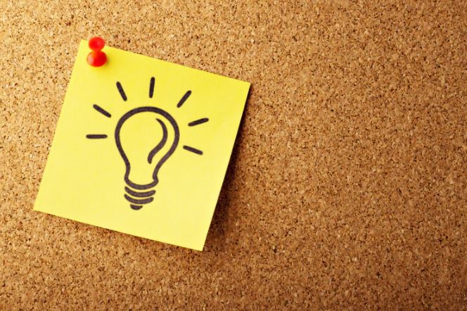 campanha black friday: imagem de um post it com uma lâmpada desenhada fixado com um pin em um quadro