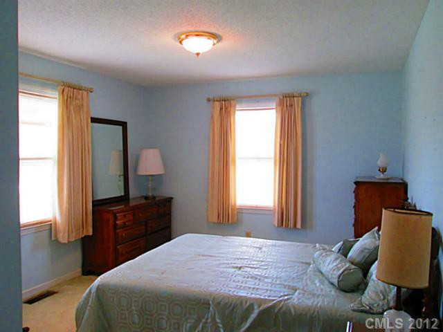 2322 Benjamin Street - Photo 8