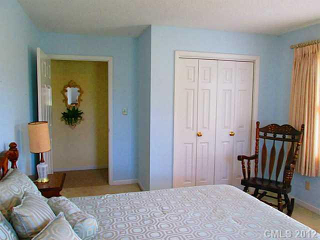 2322 Benjamin Street - Photo 9