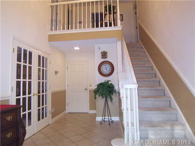 190 Colonial Drive - Photo 3