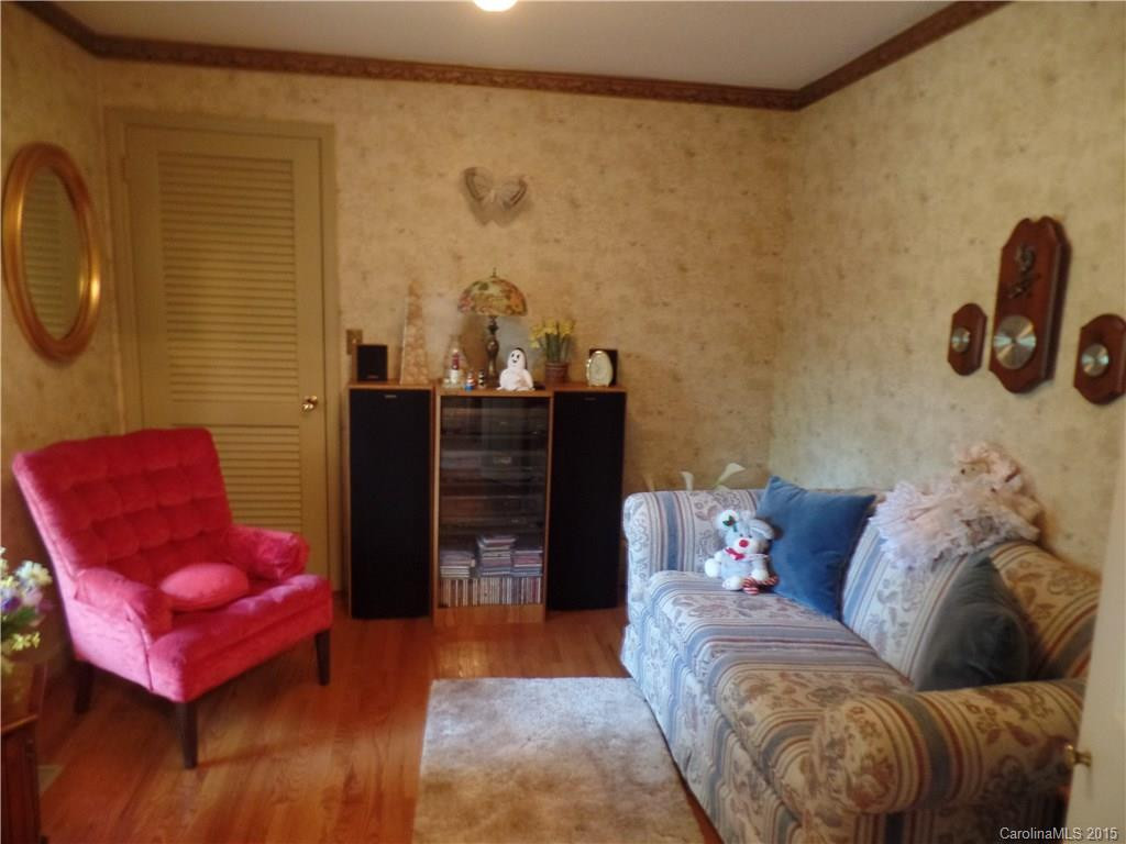 240 Sherwood Lane - Photo 5
