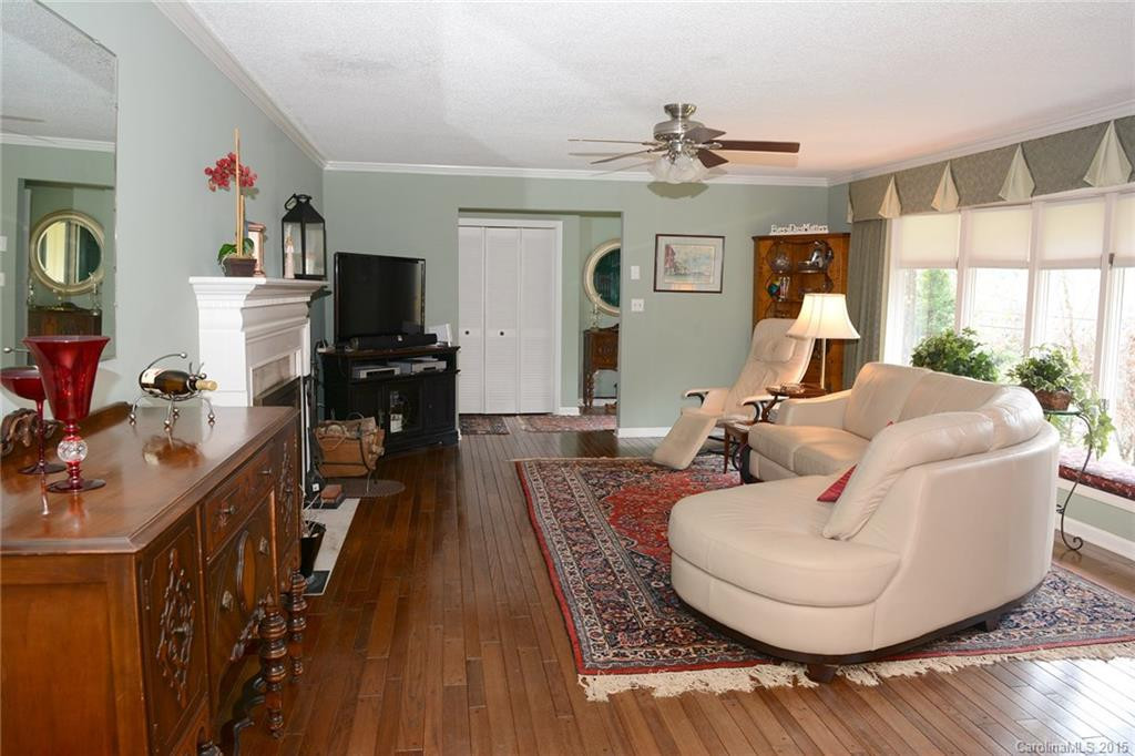 16 Wenlock Way - Photo 3