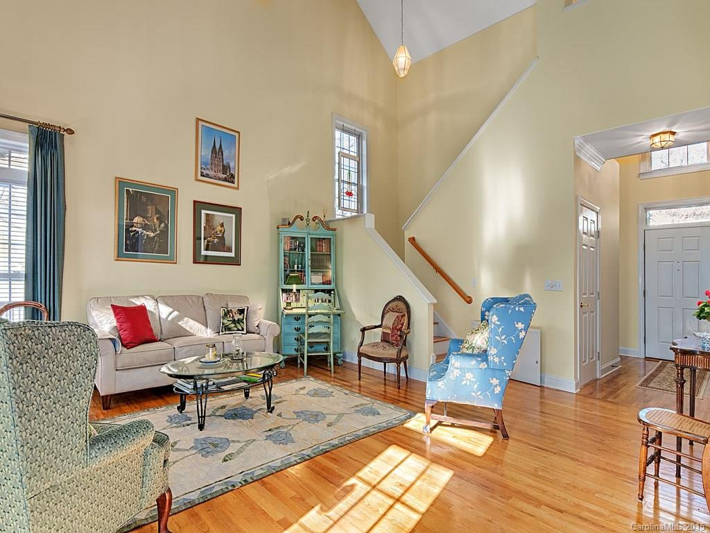 1054 Columbine Road - Photo 4