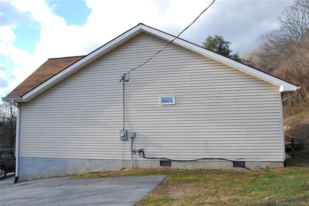 550 Lyndhurst Drive - Photo 2