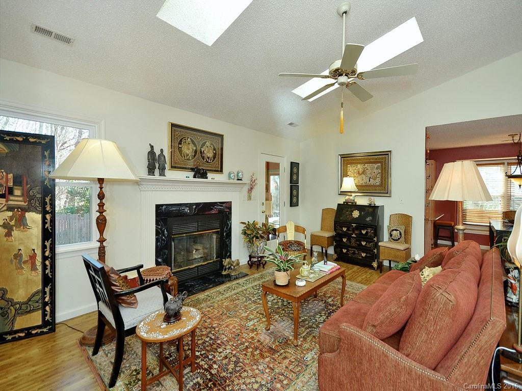 24 Leslie Lane - Photo 3
