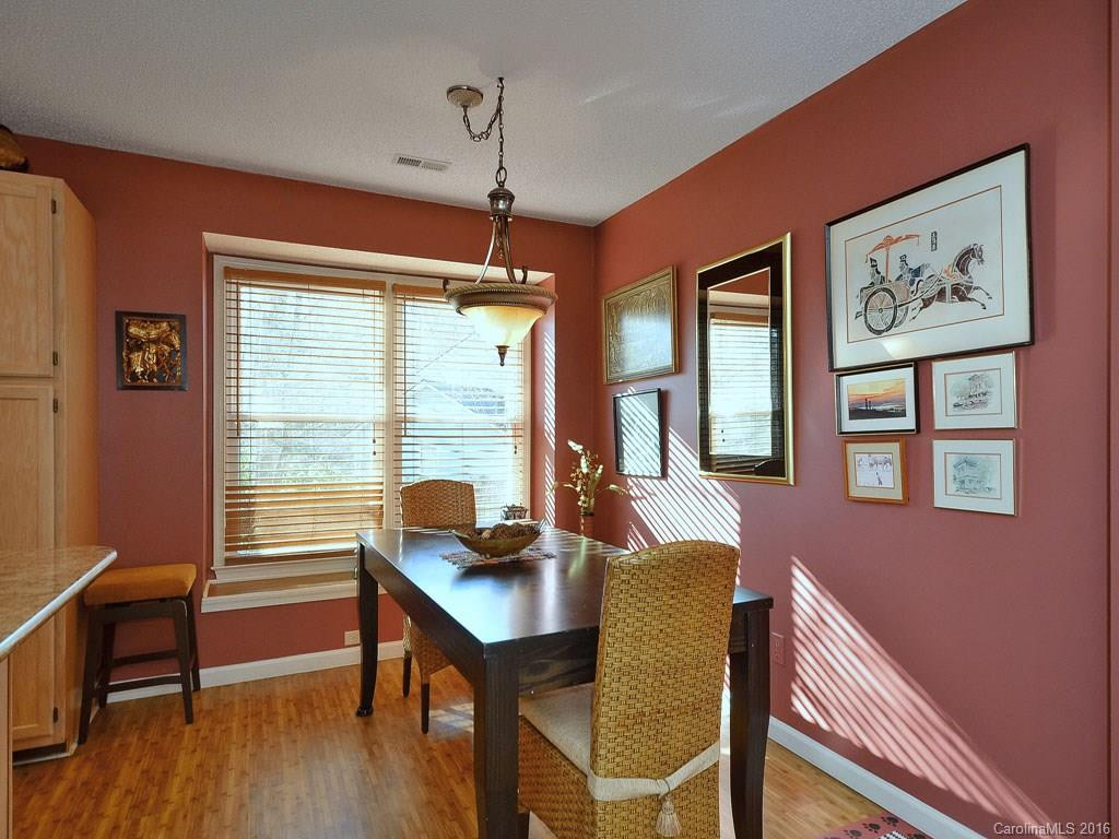 24 Leslie Lane - Photo 5