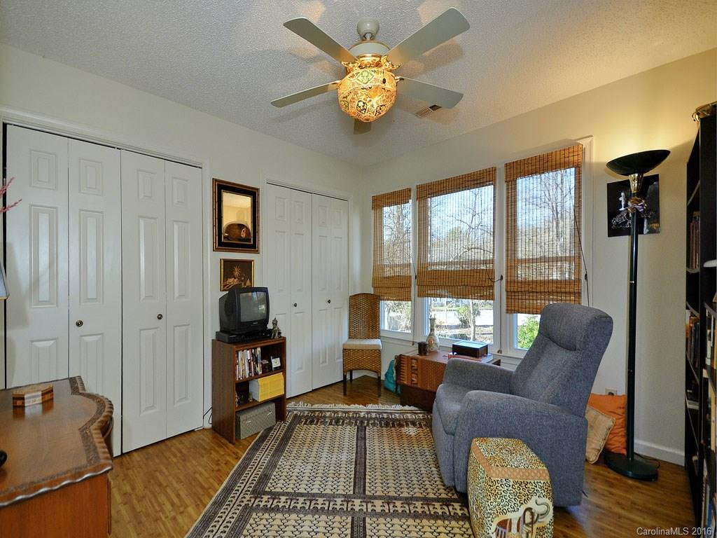 24 Leslie Lane - Photo 8