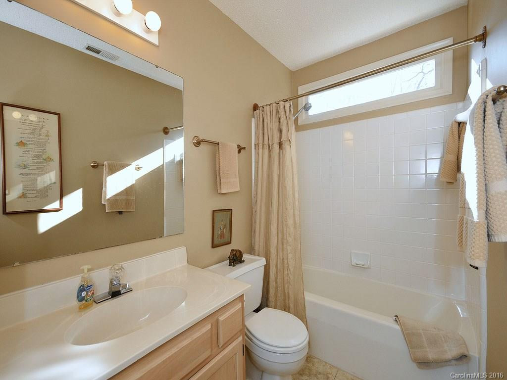 24 Leslie Lane - Photo 9